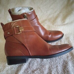 TOMMY HILFIGER Twisabel Light Brown Gold Logo Boots Booties 6 1/2 6.5 M Shoes